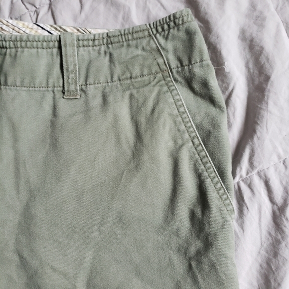 St. John’s Bay Chino Shorts Olive Green Women's 10 Nuetral Everyday Summer EUC - Picture 3 of 9